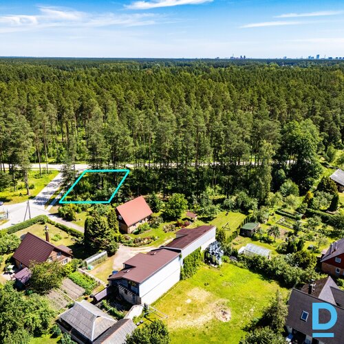 Ar visām pilsētas komunikācijām 639 m² zemes gabals dvīņu mājas būvniecībai.Īpaš