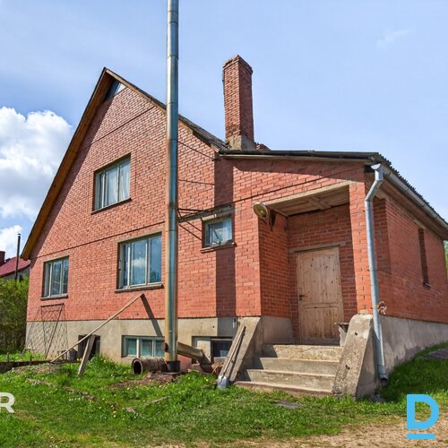 Pārdošanā divstāvu privātmāja ar 2384 m² zemes gabalu teicamā vietā Cesvainē.Māj