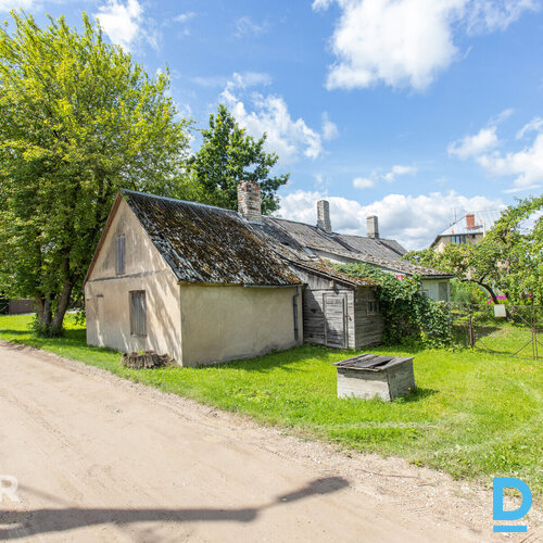 Pārdošanā 1577 m² zemes gabals ar 80 m² māju un saimniecības ēku Jelgavā.Īpašums