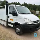 Pārdod Iveco ar kravas kasti un hidraulisko liftu
