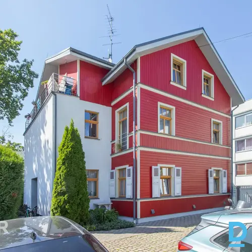 Īpašas atmosfēras piepildīts 3 istabu dzīvoklis renovētā koka mājā Jūrmalas sird