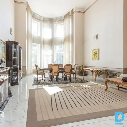 Plašs īpašums Mārupes centrā – 3002 m² zemes, divas dzīvojamās mājas un slēgts ā
