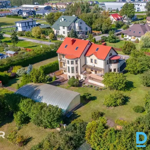 Plašs īpašums Mārupes centrā – 3002 m² zemes, divas dzīvojamās mājas un slēgts ā