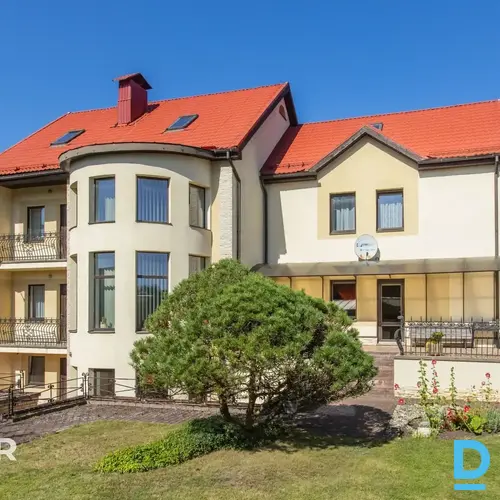 Plašs īpašums Mārupes centrā – 3002 m² zemes, divas dzīvojamās mājas un slēgts ā