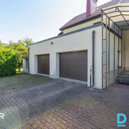 Plašs īpašums Mārupes centrā – 3002 m² zemes, divas dzīvojamās mājas un slēgts ā