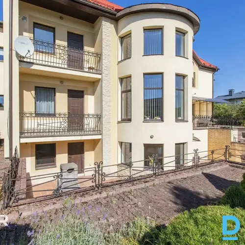Plašs īpašums Mārupes centrā – 3002 m² zemes, divas dzīvojamās mājas un slēgts ā