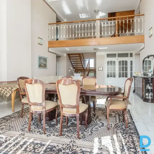 Plašs īpašums Mārupes centrā – 3002 m² zemes, divas dzīvojamās mājas un slēgts ā