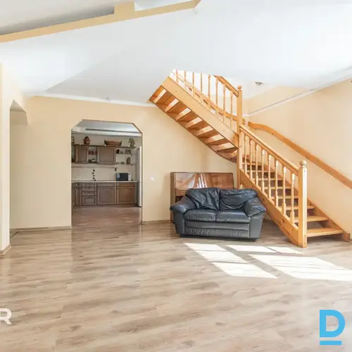 Pārdošanā 215 m² divstāvu privātmāja ar iekoptu 1182 m² teritoriju Lielvārdē.Māj