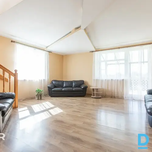 Pārdošanā 215 m² divstāvu privātmāja ar iekoptu 1182 m² teritoriju Lielvārdē.Māj