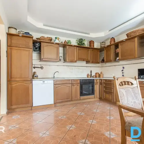 Pārdošanā 215 m² divstāvu privātmāja ar iekoptu 1182 m² teritoriju Lielvārdē.Māj