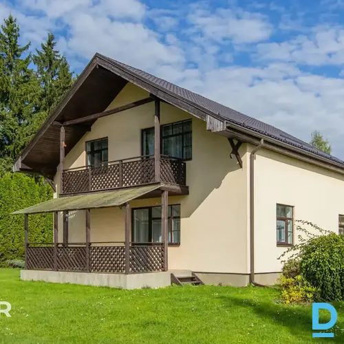 Pārdošanā 215 m² divstāvu privātmāja ar iekoptu 1182 m² teritoriju Lielvārdē.Māj