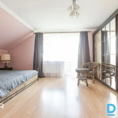 Pārdošanā 215 m² divstāvu privātmāja ar iekoptu 1182 m² teritoriju Lielvārdē.Māj