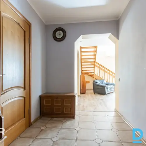 Pārdošanā 215 m² divstāvu privātmāja ar iekoptu 1182 m² teritoriju Lielvārdē.Māj