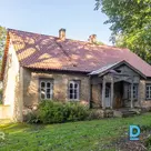 Pārdošanā vēsturiska māja ar atpūtas namiņu ainaviskā vietā, Iecavas upes krastā