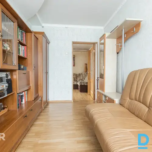 Pārdošanā mājas pirmais stāvs, kas sastāv no plaša 4 istabu dzīvokļa divu dzīvok Pārdošanā mājas pirmais stāvs, kas sastāv no plaša 4 istabu dzīvokļa divu dzīvok