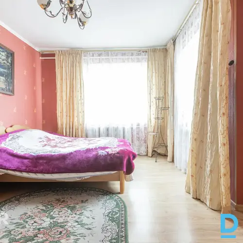 Pārdošanā mājas pirmais stāvs, kas sastāv no plaša 4 istabu dzīvokļa divu dzīvok Pārdošanā mājas pirmais stāvs, kas sastāv no plaša 4 istabu dzīvokļa divu dzīvok