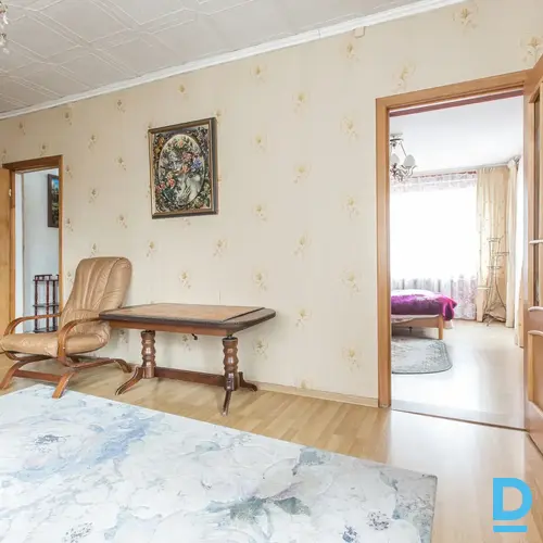 Pārdošanā mājas pirmais stāvs, kas sastāv no plaša 4 istabu dzīvokļa divu dzīvok Pārdošanā mājas pirmais stāvs, kas sastāv no plaša 4 istabu dzīvokļa divu dzīvok