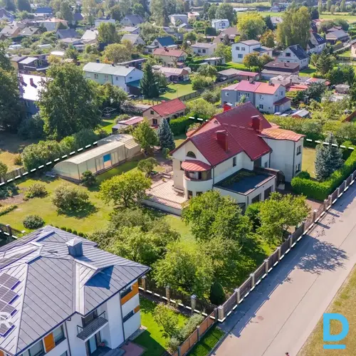 Plašs īpašums Mārupes centrā – 3002 m² zemes, divas dzīvojamās mājas un slēgts ā