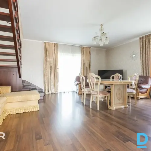 Pārdošanā pamatīga divstāvu dvīņu māja ar 711 m² teritoriju Mārupē.Dvīņu māja ce