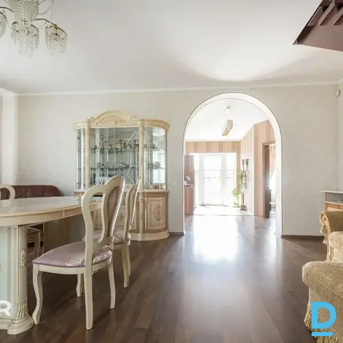 Pārdošanā pamatīga divstāvu dvīņu māja ar 711 m² teritoriju Mārupē.Dvīņu māja ce