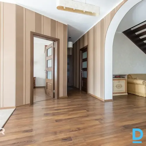 Pārdošanā pamatīga divstāvu dvīņu māja ar 711 m² teritoriju Mārupē.Dvīņu māja ce