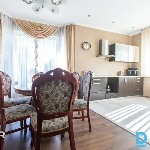 Pārdošanā pamatīga divstāvu dvīņu māja ar 711 m² teritoriju Mārupē.Dvīņu māja ce