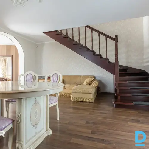 Pārdošanā pamatīga divstāvu dvīņu māja ar 711 m² teritoriju Mārupē.Dvīņu māja ce