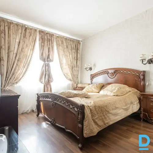 Pārdošanā pamatīga divstāvu dvīņu māja ar 711 m² teritoriju Mārupē.Dvīņu māja ce