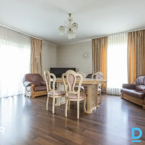 Pārdošanā pamatīga divstāvu dvīņu māja ar 711 m² teritoriju Mārupē.Dvīņu māja ce