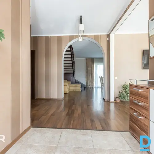 Pārdošanā pamatīga divstāvu dvīņu māja ar 711 m² teritoriju Mārupē.Dvīņu māja ce