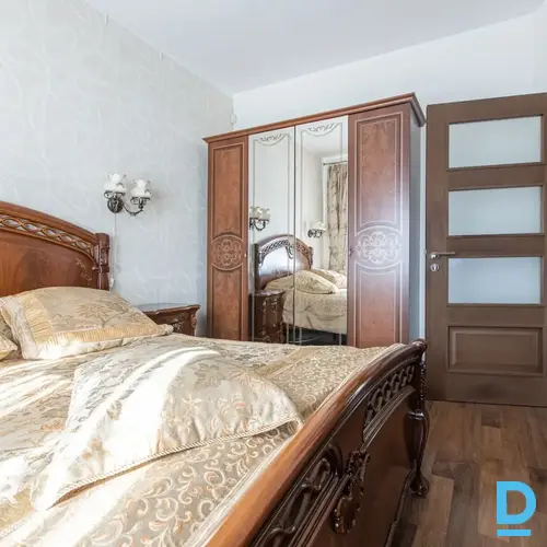 Pārdošanā pamatīga divstāvu dvīņu māja ar 711 m² teritoriju Mārupē.Dvīņu māja ce