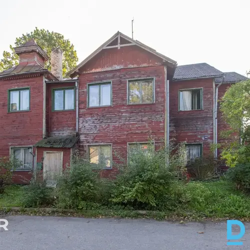 Pārdošanā 268,4 m² koka namīpašums ar 7 dzīvokļiem zaļā vietā Ķemeros.Īpašums sa