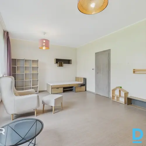 Pārdošanā eleganta un mūsdienīga vienstāvu privātmāja ar plašu, iekoptu teritori
