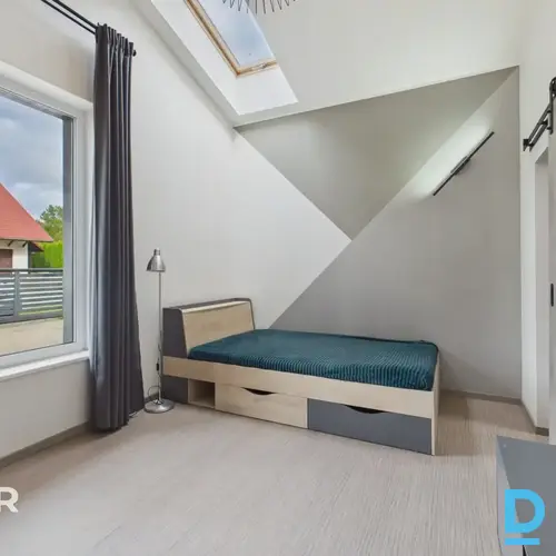 Pārdošanā eleganta un mūsdienīga vienstāvu privātmāja ar plašu, iekoptu teritori