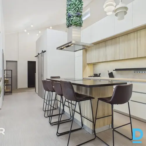 Pārdošanā eleganta un mūsdienīga vienstāvu privātmāja ar plašu, iekoptu teritori