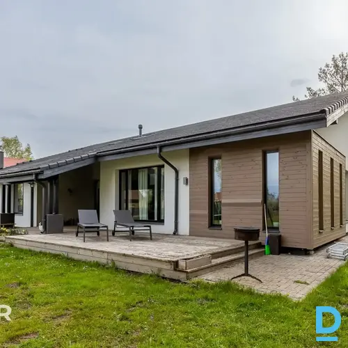 Pārdošanā eleganta un mūsdienīga vienstāvu privātmāja ar plašu, iekoptu teritori