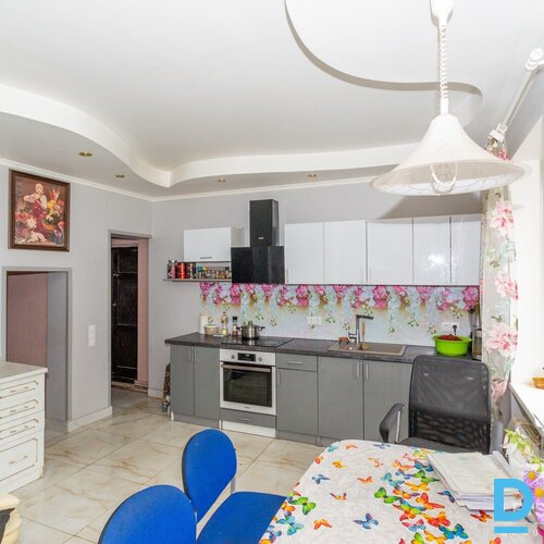 262.42 m² būves, 785.7 m² angārs, 6,29 ha zeme, Ceļinieki, Valgundes pagasts, Jelgavas novads, Latvija.