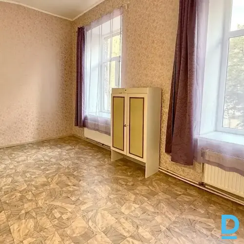 Pārdodam gaišu un plašu trīsistabu dzīvokli Rīgas centrā. 