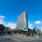 Столовые на двух уровнях с большими окнами
