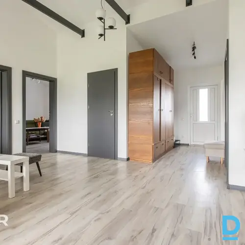 Pārdošanā dvīņu māja ar 600 m² teritoriju 12 minūšu braucienā no Rīgas.Māja celt