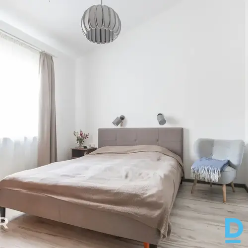 Pārdošanā dvīņu māja ar 600 m² teritoriju 12 minūšu braucienā no Rīgas.Māja celt
