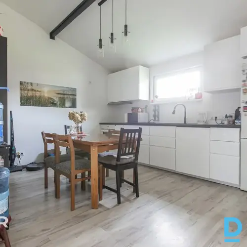 Pārdošanā dvīņu māja ar 600 m² teritoriju 12 minūšu braucienā no Rīgas.Māja celt