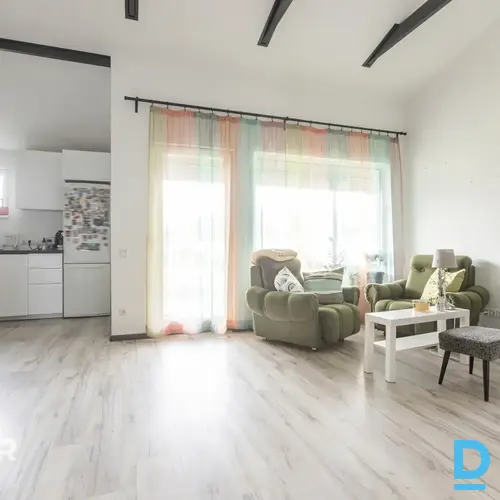 Pārdošanā dvīņu māja ar 600 m² teritoriju 12 minūšu braucienā no Rīgas.Māja celt