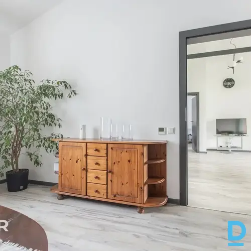 Pārdošanā dvīņu māja ar 600 m² teritoriju 12 minūšu braucienā no Rīgas.Māja celt