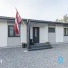 Pārdošanā dvīņu māja ar 600 m² teritoriju 12 minūšu braucienā no Rīgas.Māja celt
