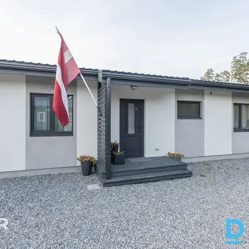 Pārdošanā dvīņu māja ar 600 m² teritoriju 12 minūšu braucienā no Rīgas.Māja celt