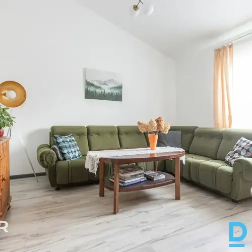 Pārdošanā dvīņu māja ar 600 m² teritoriju 12 minūšu braucienā no Rīgas.Māja celt