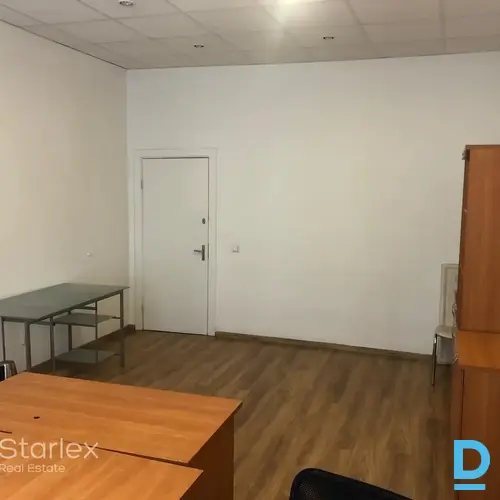 Birojs ar izlietni labi uzturētā namīpašumā Rīgas centrā