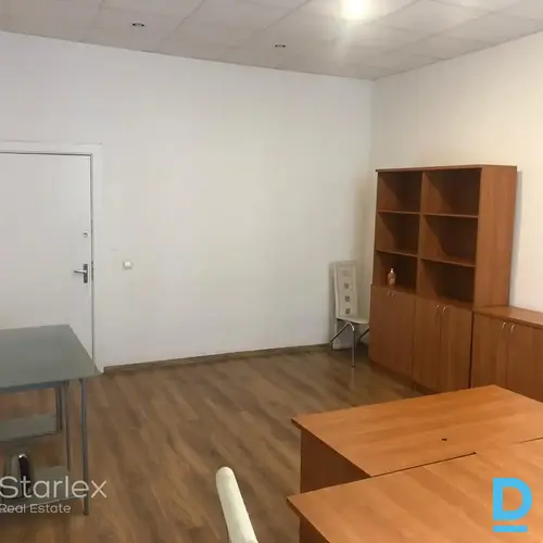 Birojs ar izlietni labi uzturētā namīpašumā Rīgas centrā