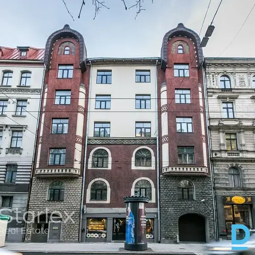Birojs ar izlietni labi uzturētā namīpašumā Rīgas centrā